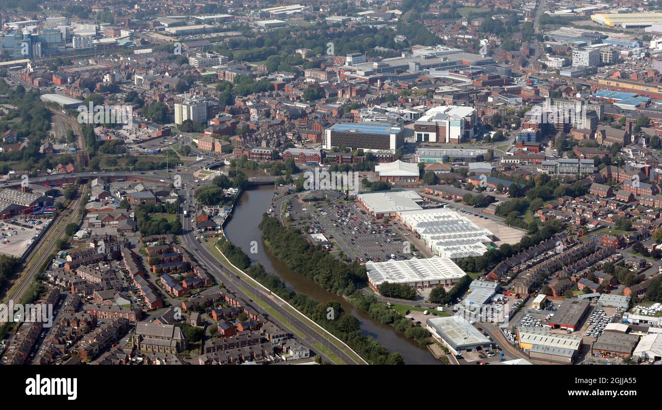 Luftaufnahme des Riverside Retail Park in Warrington mit dem Stadtzentrum im Hintergrund Stockfoto