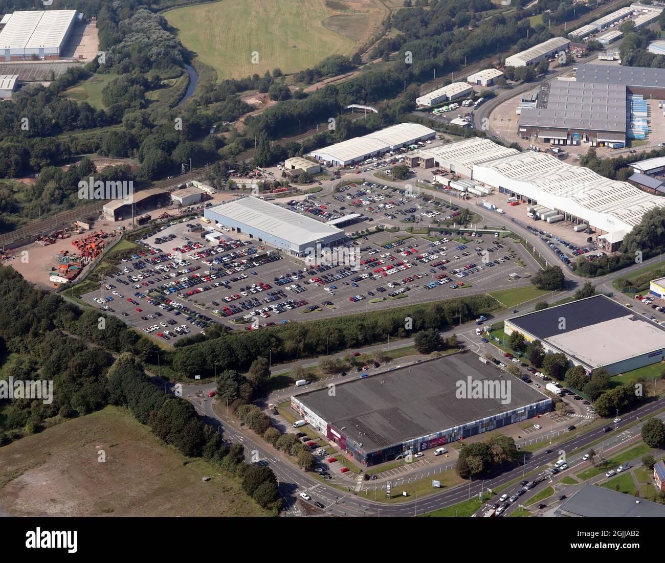 Luftaufnahme des Chetham Court mit Tenpin Warrington; PureGym; Schwimmen! Warrington Swimming Pool & Tru Ninja. Calver Park Road, Warrington. Stockfoto