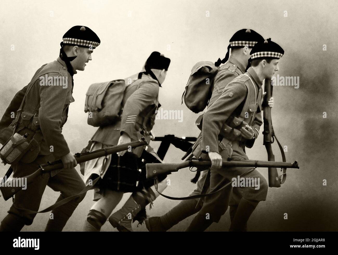 Darsteller in britischen Uniformen des ersten Weltkriegs in imitierten Kampfszenen. Stockfoto