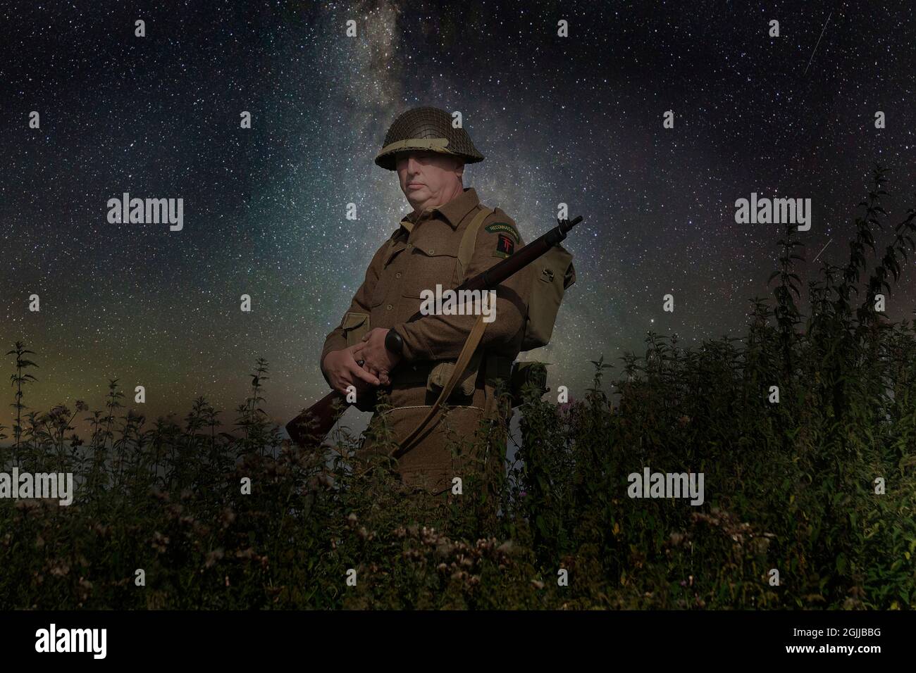 Darsteller in britischer Uniform im zweiten Weltkrieg inszenieren Kampf- und Lifestyle-Szenen. Stockfoto