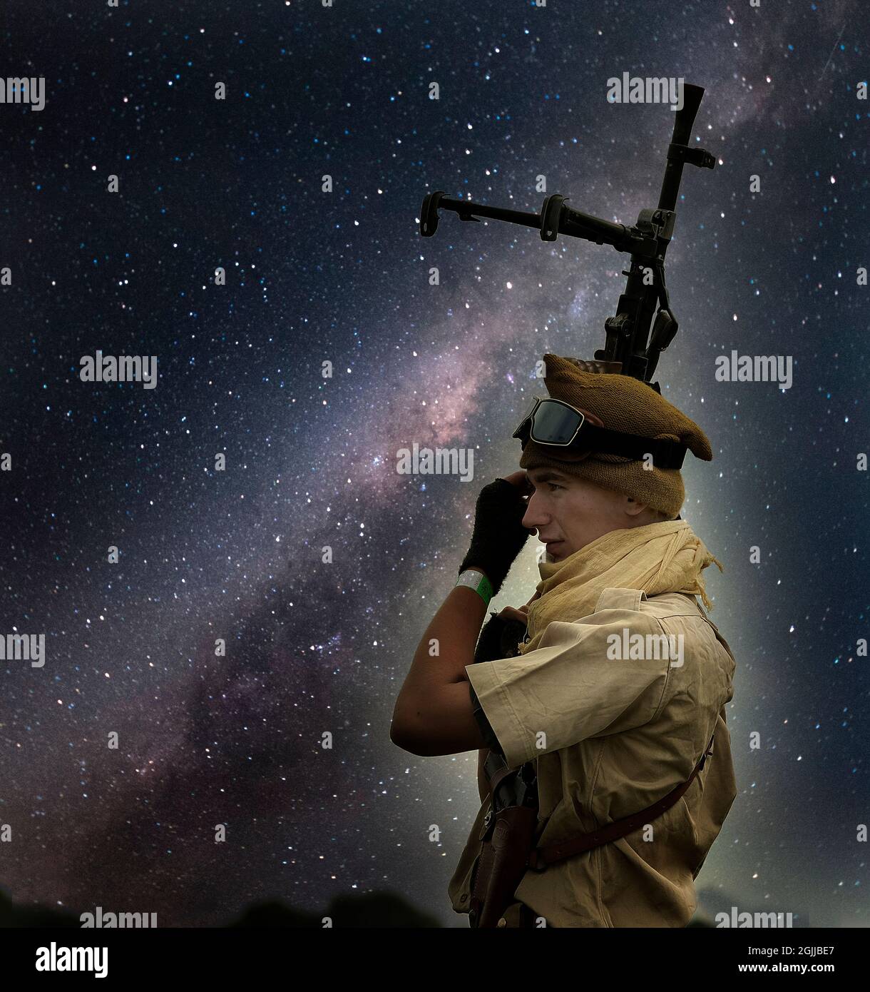 Darsteller in britischer Uniform im zweiten Weltkrieg inszenieren Kampf- und Lifestyle-Szenen. Stockfoto