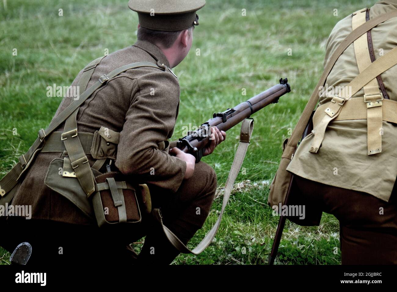Darsteller in britischen Uniformen des ersten Weltkriegs in imitierten Kampfszenen. Stockfoto