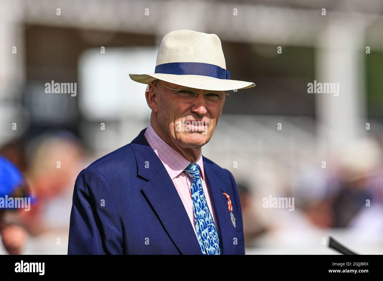 Pferdetrainer John Gosden OBE genießt das St. Leger Festival 2021 Stockfoto