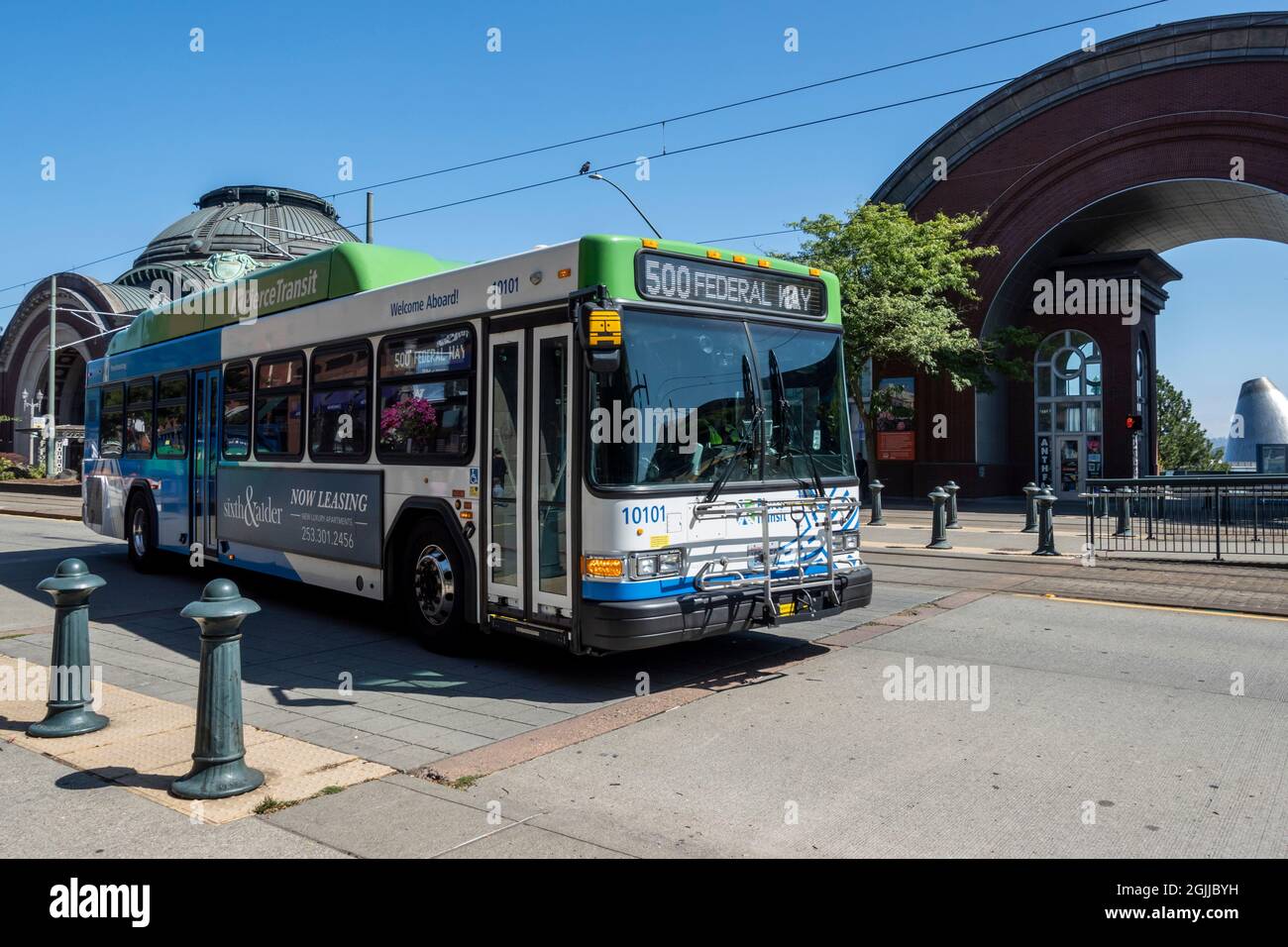 Tacoma, WA USA - ca. August 2021: Blick auf die Straße eines Pierce Transit-U-Bahn-Busses, der seine Route in die Innenstadt in Richtung Federal Way macht. Stockfoto