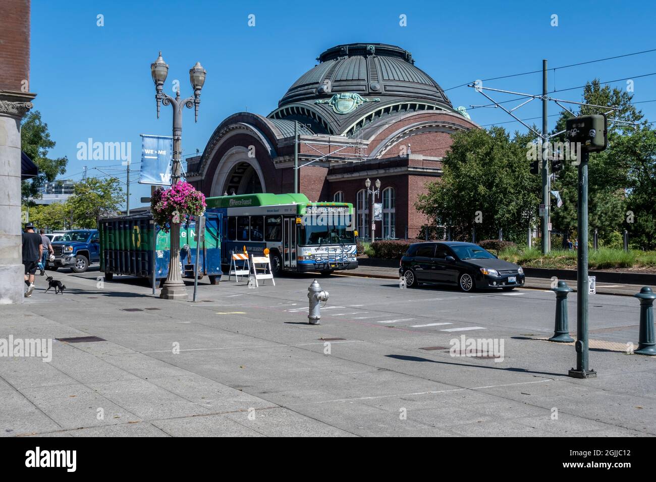 Tacoma, WA USA - ca. August 2021: Blick auf die Straße eines Pierce Transit-U-Bahn-Busses, der seine Route in die Innenstadt in Richtung Federal Way macht. Stockfoto