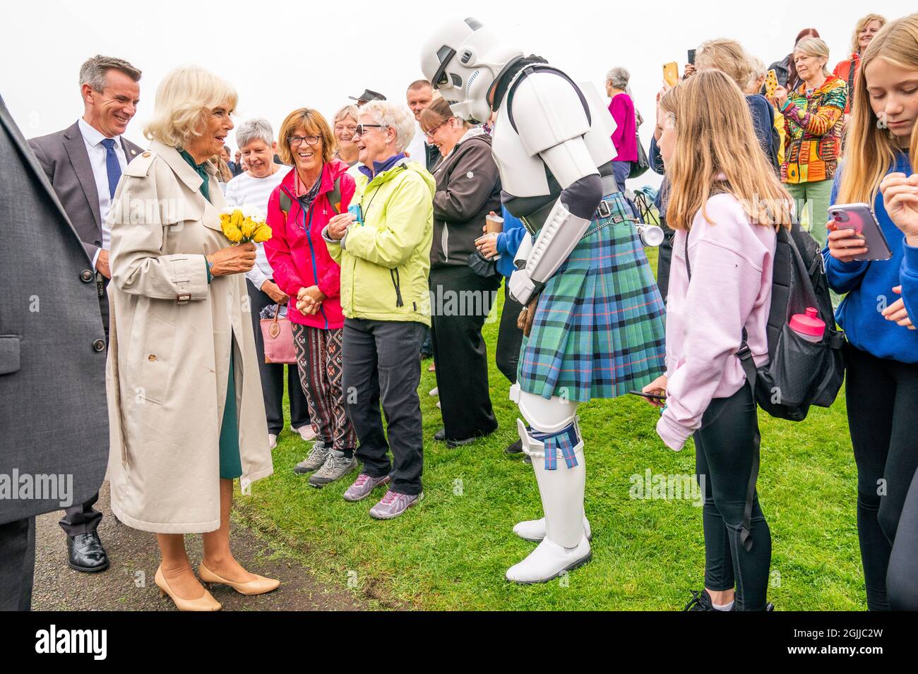 Die Herzogin von Cornwall, in Schottland als Herzogin von Rothesay bekannt, trifft bei der Eröffnung des Team Hamish Splashpad in Nairn auf einen Stormtrooper, der einen Kilt trägt. Bilddatum: Freitag, 10. September 2021. Stockfoto