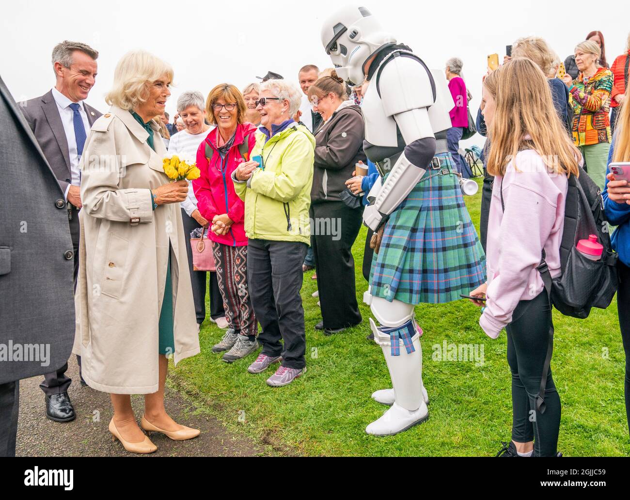 Die Herzogin von Cornwall, in Schottland als Herzogin von Rothesay bekannt, trifft bei der Eröffnung des Team Hamish Splashpad in Nairn auf einen Stormtrooper, der einen Kilt trägt. Bilddatum: Freitag, 10. September 2021. Stockfoto