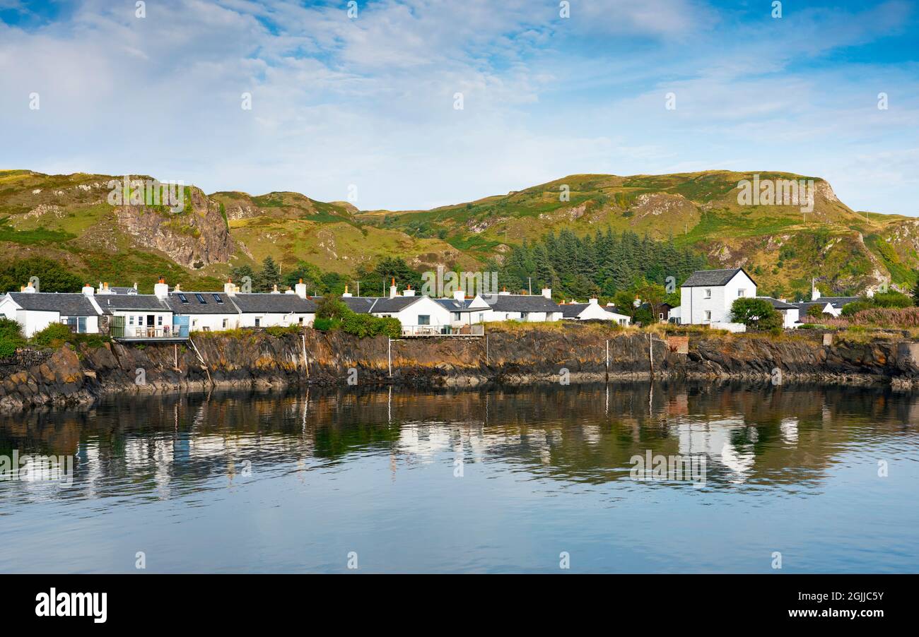 Reihe weiß getünchtes Häuser im Hafen von Ellenabeich Dorf bei Easdale auf Heil Island, einer der Schieferinseln, Argyll und Bute, Schottland, Großbritannien Stockfoto