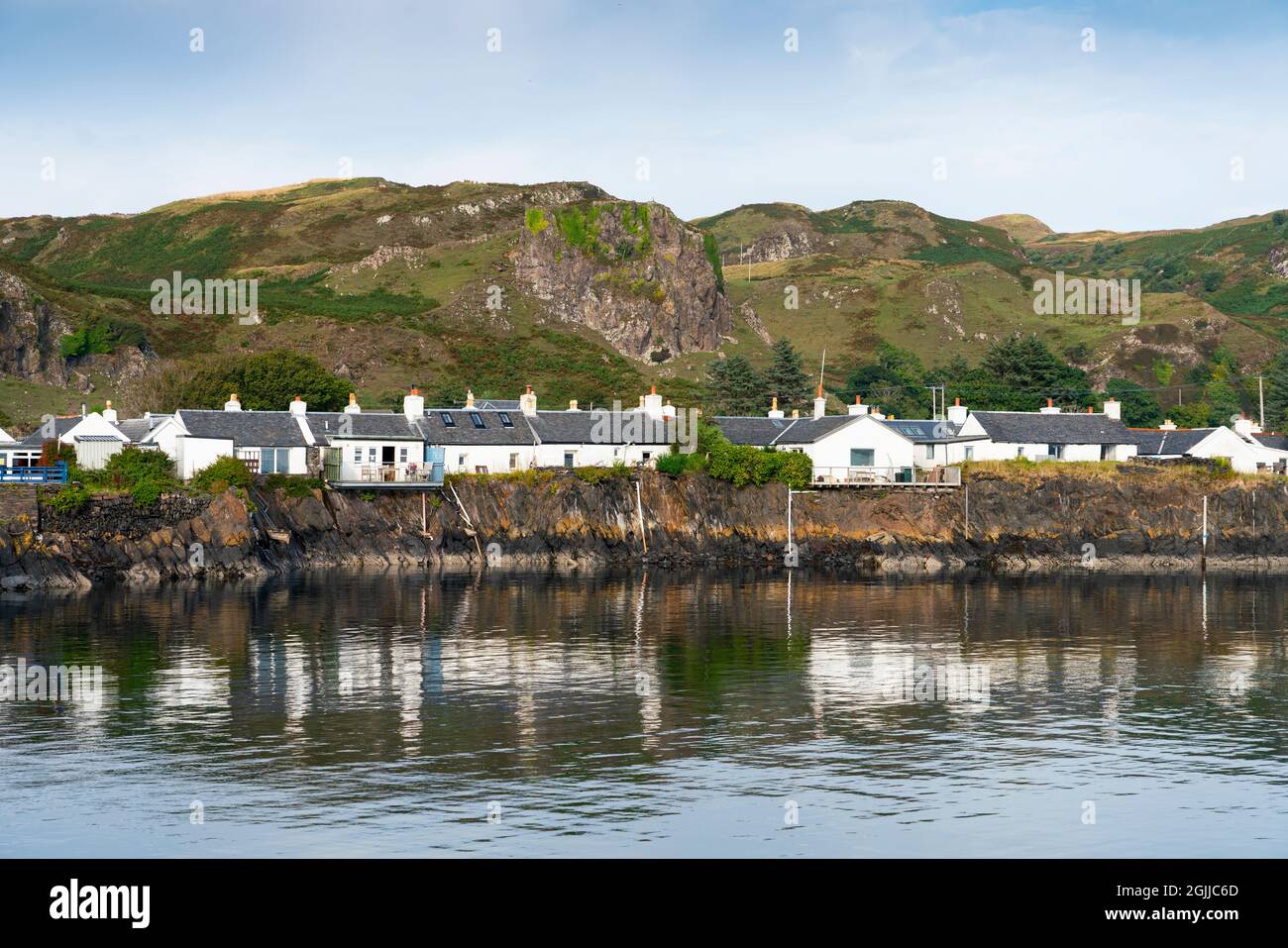 Reihe weiß getünchtes Häuser im Hafen von Ellenabeich Dorf bei Easdale auf Heil Island, einer der Schieferinseln, Argyll und Bute, Schottland, Großbritannien Stockfoto