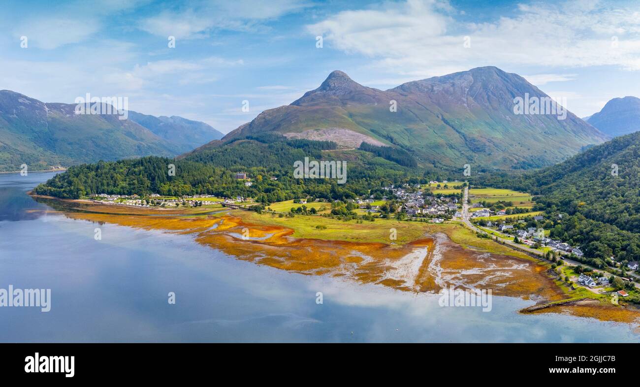 Luftaufnahme von der Drohne von Sgorr na Ciche oder dem Pap von Glencoe und dem Dorf Invercoe (links) und Glencoe Dorf neben Loch Leven in Glen Coe, Loch Stockfoto