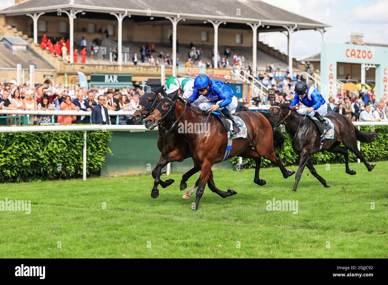 No 8 Noble Truth, geritten von William Buick, gewinnt den Einsatz von Cazoo Flying Scotsman Stockfoto