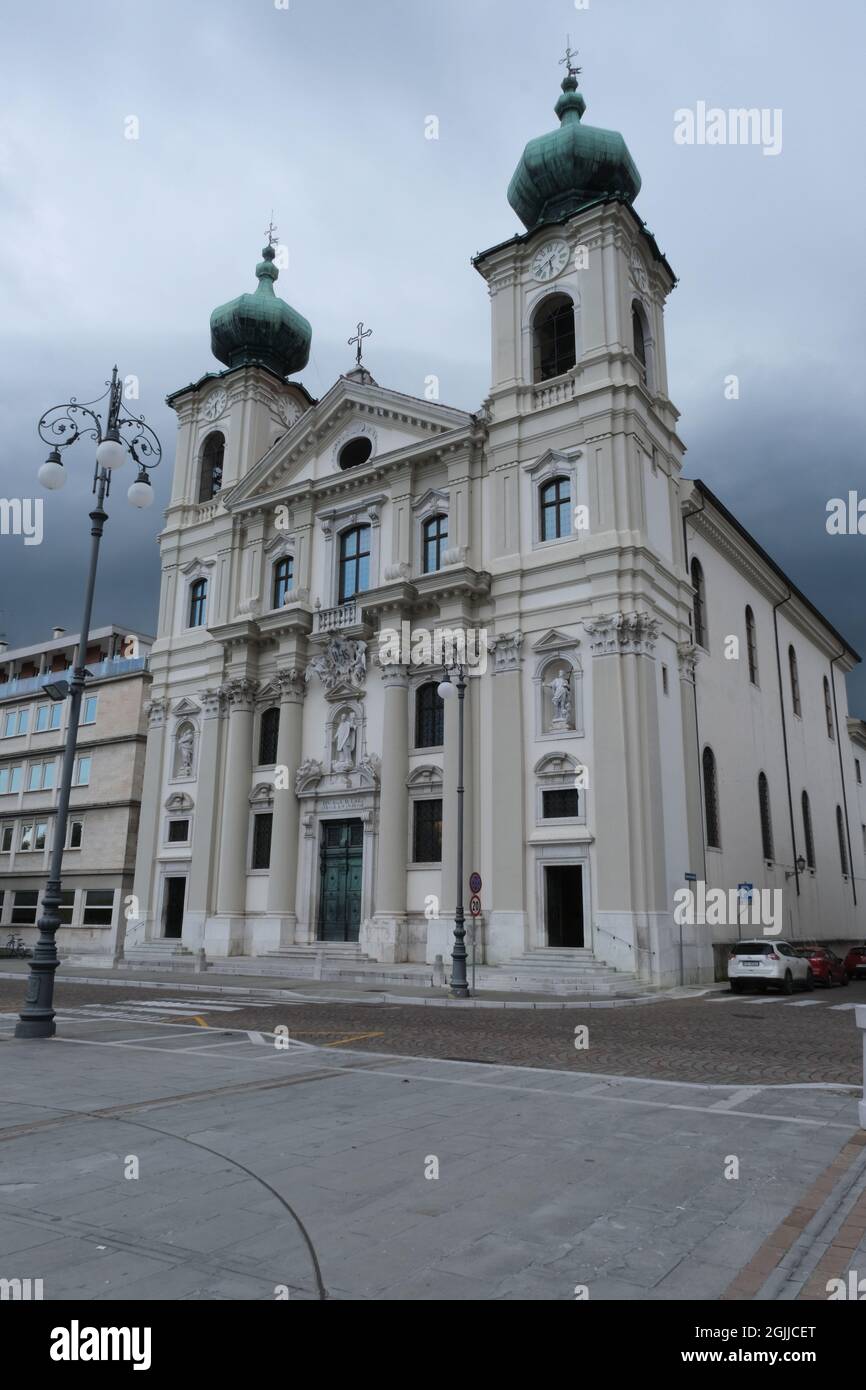 Gorizia, Italien - 25. Mai 2021: Piazza della Vittoria. Chiesa di Sant'Ignazio (Kirche des heiligen Ignazio) ohne Menschen. Friaul Julisch Venetien. Bewölkt Stockfoto