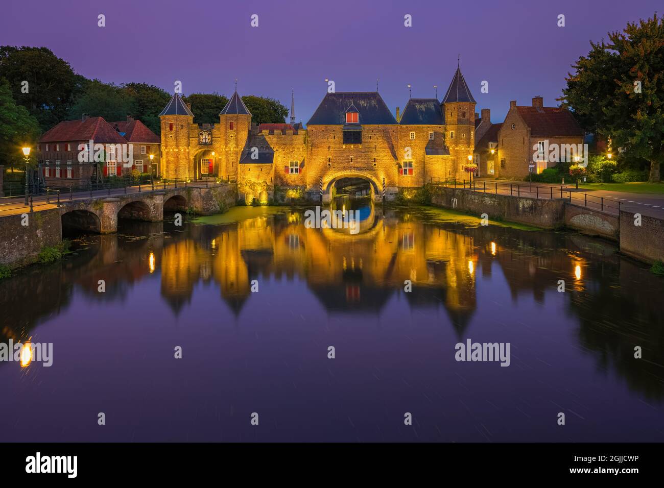Das Koppelpoort ist ein mittelalterliches Tor in der niederländischen Stadt Amersfoort, Provinz Utrecht. Es wurde um 1425 fertiggestellt und kombiniert Land- und Wassertore, und Stockfoto