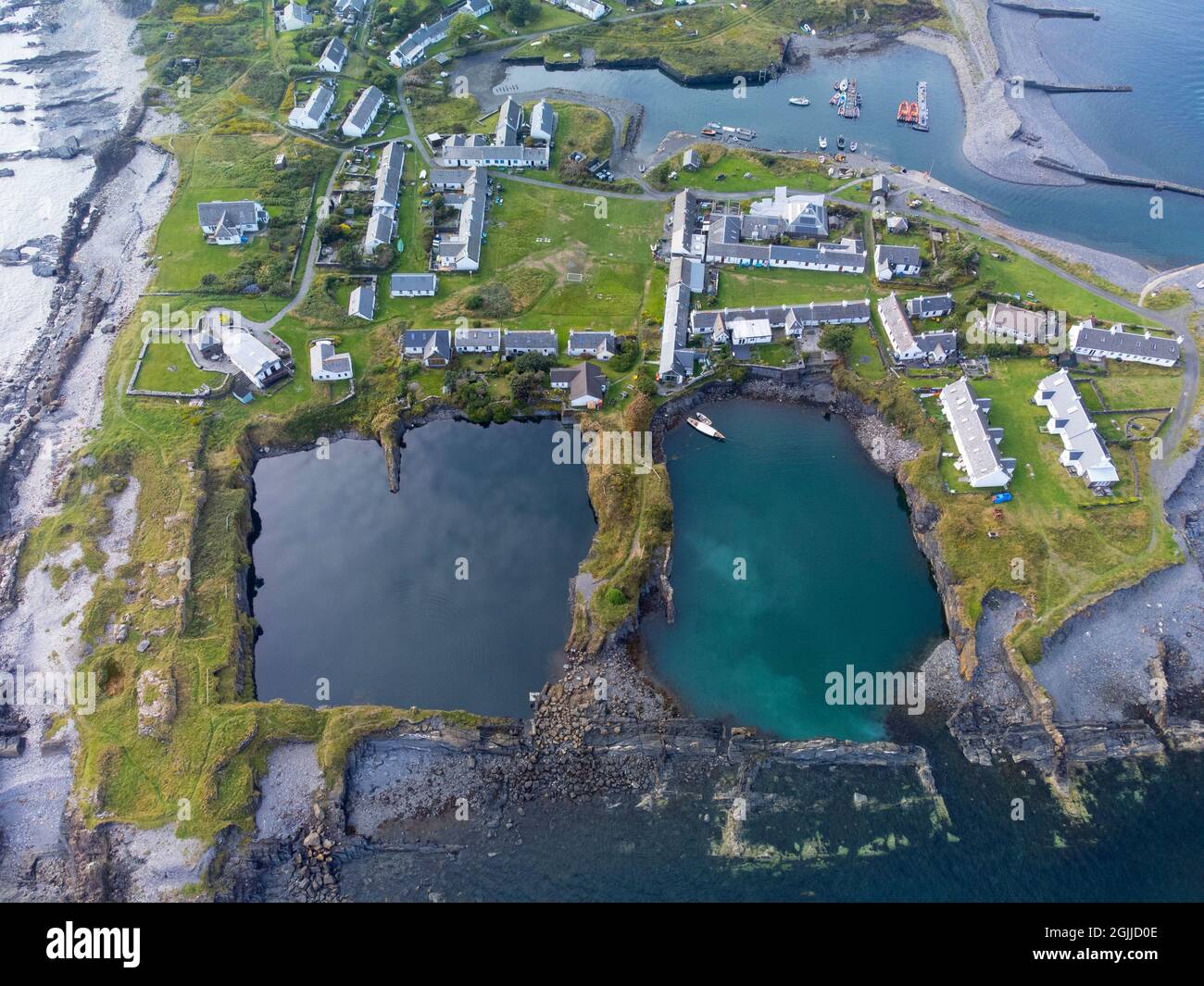 Drohnenansicht von überfluteten Schiefersteinbrüchen auf Easdale Island auf einer der Schieferinseln, Argyll und Bute, Schottland, Großbritannien Stockfoto