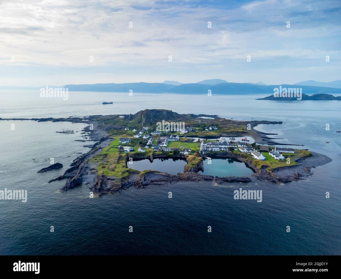 Drohnenansicht von Easdale Island auf einer der Schieferinseln, Argyll und Bute, Schottland, Großbritannien Stockfoto