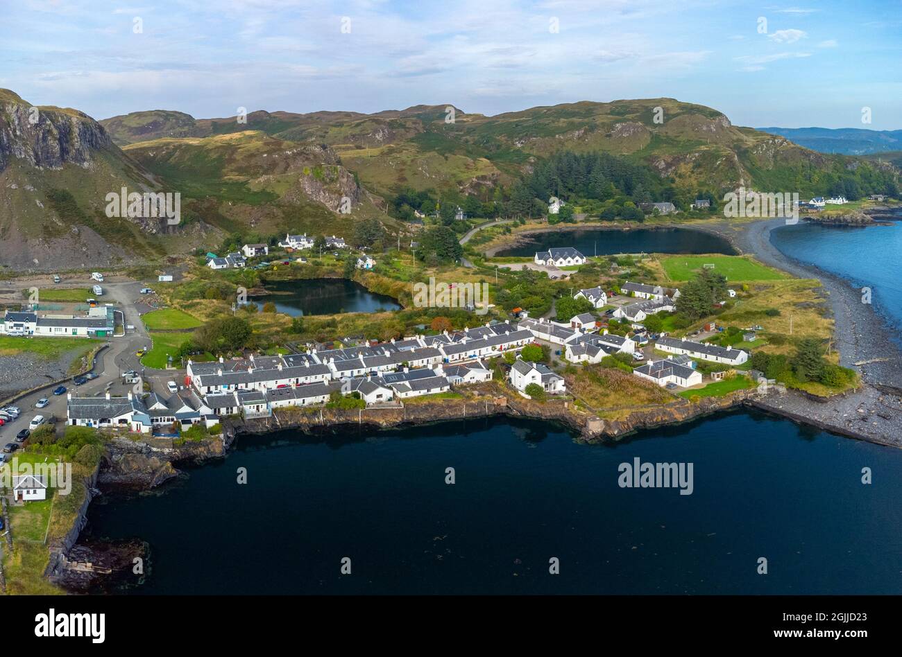 Luftaufnahme von der Drohne des ehemaligen Schiefersteinbruchs und des Dorfes Ellenabeich bei Easdale auf der Insel Seil, einer der Schieferinseln, Argyll und Bute, Scotla Stockfoto