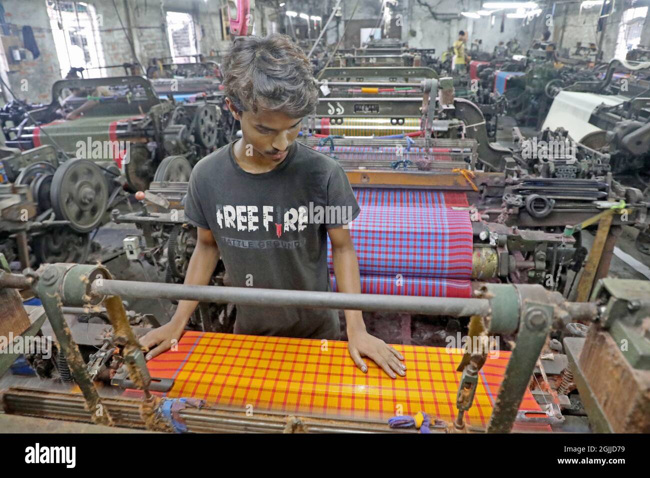 Ein Mitarbeiter während eines Prozesses der Garnherstellung vor der Herstellung von Pullovern in einer Garnfabrik, die sich der Herstellung von Textil widmet, das Wollgarn, neuartiges Garn, zur Herstellung von Kleidung integriert. Am 9. September 2021 in Dhaka, Bangladesch. (Foto von Maruf Rahman / Eyepix Group) Stockfoto