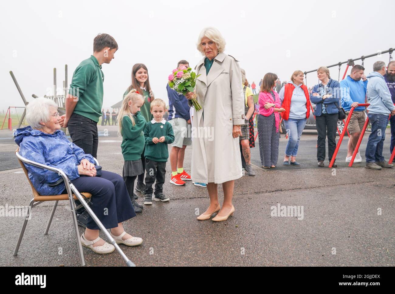 Die Herzogin von Cornwall, in Schottland als Herzogin von Rothesay bekannt, trifft sich bei der Eröffnung des Teams Hamish Splashpad in Nairn mit Mitgliedern der Gemeinschaft. Bilddatum: Freitag, 10. September 2021. Stockfoto