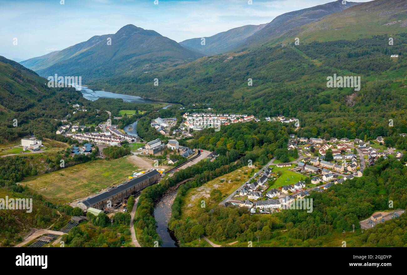Luftaufnahme von der Drohne der Dörfer Kinlochleven links und Kinlochmore, Lochaber, Highland, Schottland, UK Stockfoto