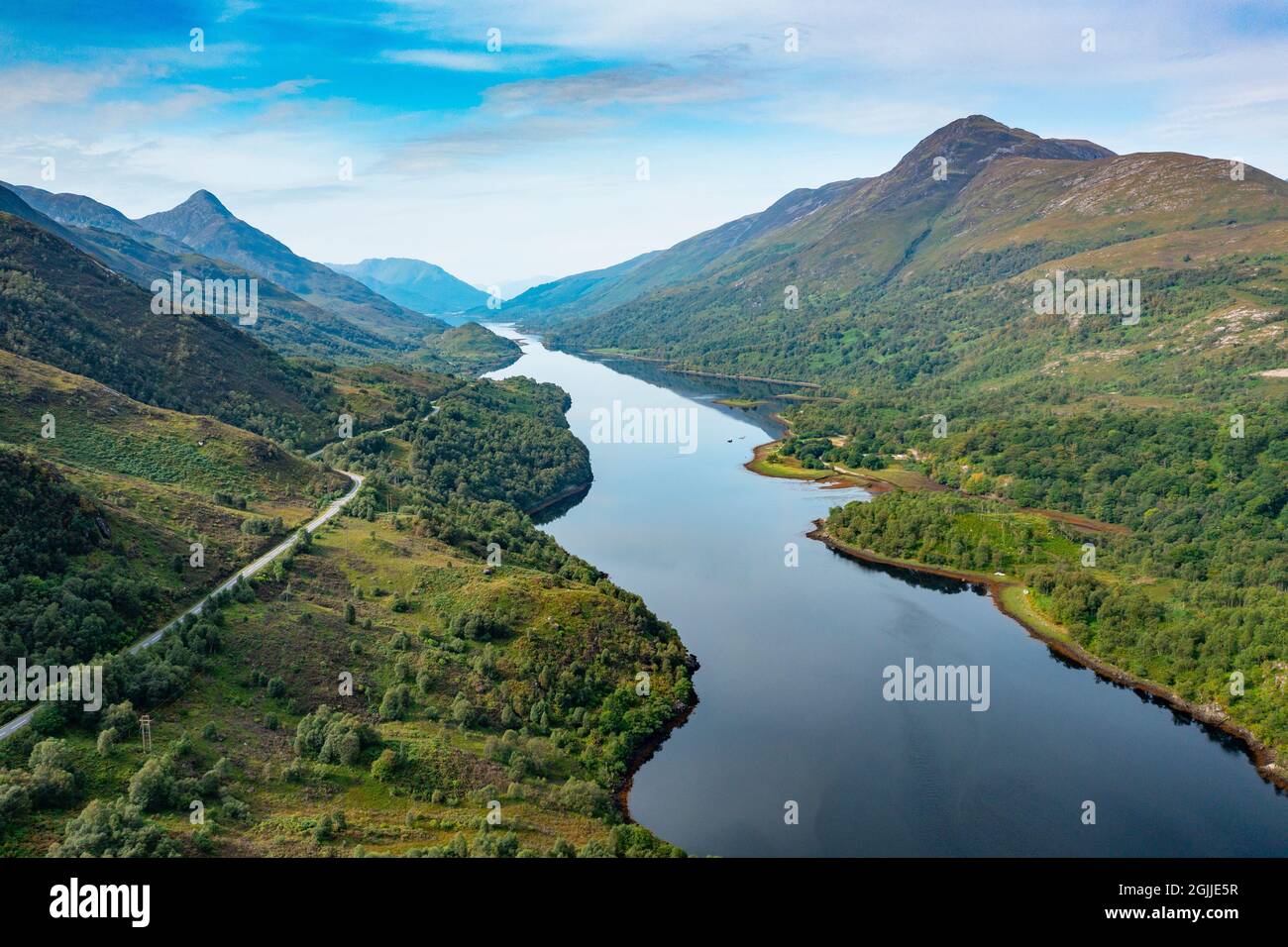 Luftaufnahme von der Drohne des Loch Leven von Kinlochleven in Lochaber, Highland Region, Schottland, Großbritannien Stockfoto