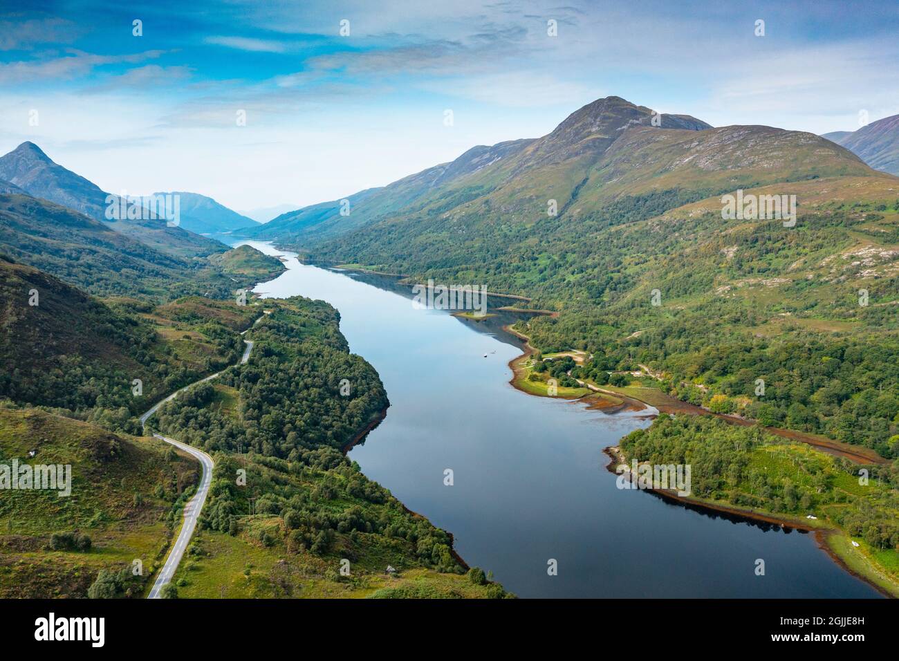 Luftaufnahme von der Drohne des Loch Leven von Kinlochleven in Lochaber, Highland Region, Schottland, Großbritannien Stockfoto