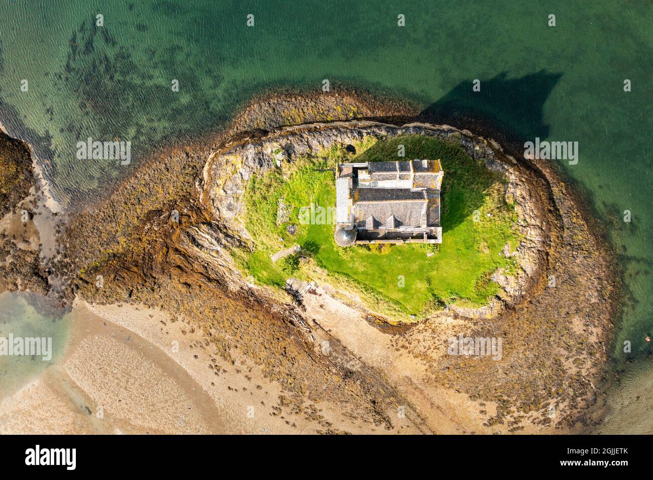 Luftaufnahme von der Drohne von Castle Stalker, am Loch Laich in Lynn of Lorn National Scenic Area Argyll and Bute, Schottland, Großbritannien Stockfoto