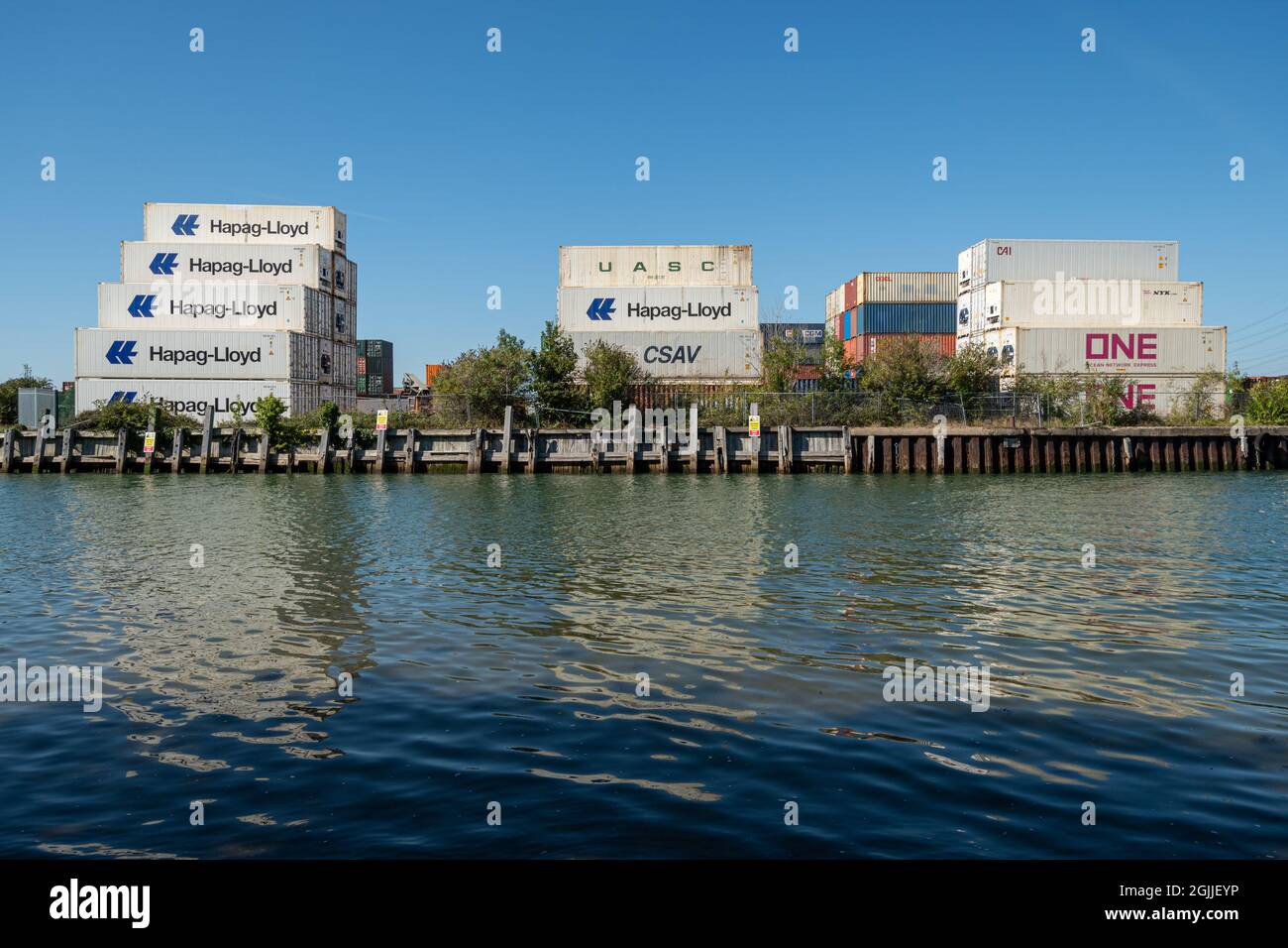 Schiffscontainer in Eling Wharf auf Southampton Water, Hampshire, England, Großbritannien Stockfoto