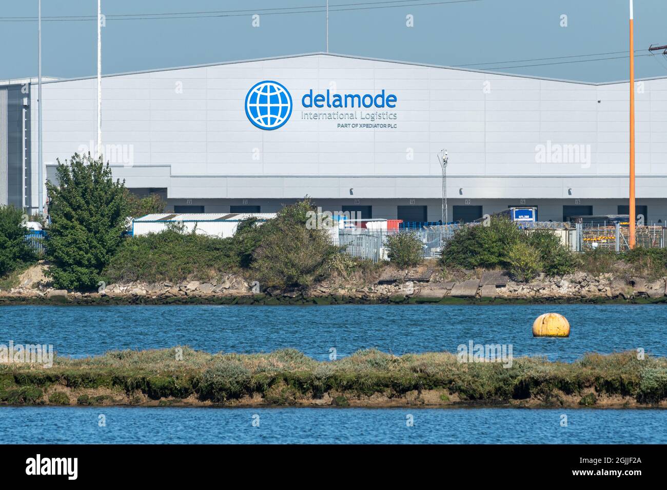 Vertriebszentrum von Delamode International Logistics Ltd (Import Services) im Hafen von Southampton (Hafen von Southampton) in Hampshire, England, Großbritannien. Stockfoto