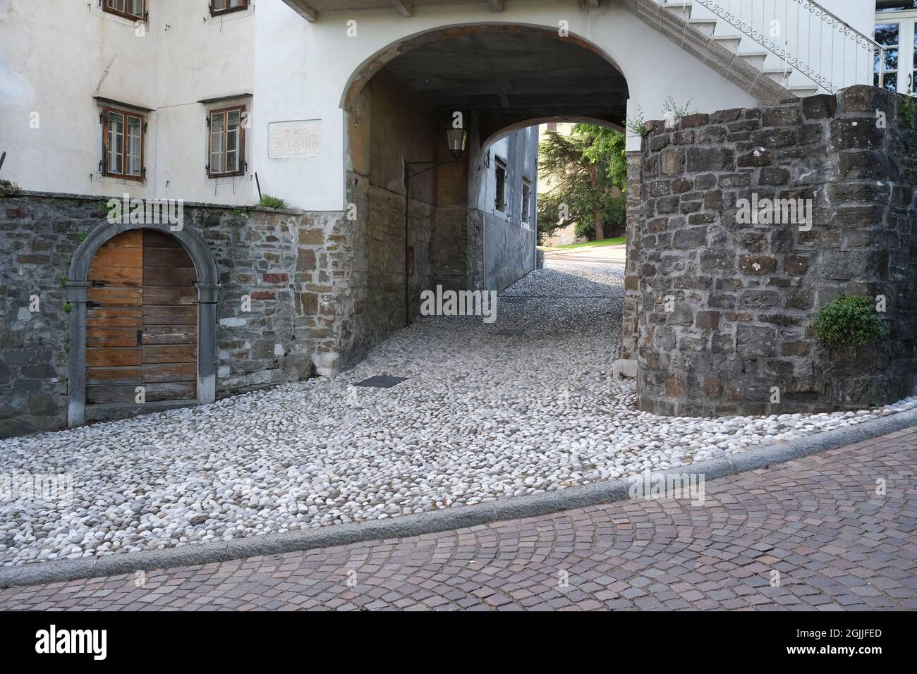 Gorizia, Italien. Das Schloss. Es steht zwischen den Mauern des alten Dorfes, was mittelalterliche Quellen als Oberland zitieren. Friaul Julisch Venetien. Sonnig Stockfoto