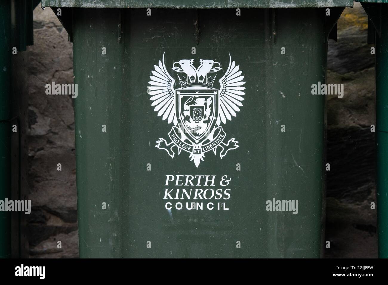 Wappen von Perth und Kinross auf Mülltonnen in Aberfeldy, Perth, und Kinross, Schottland, Großbritannien Stockfoto
