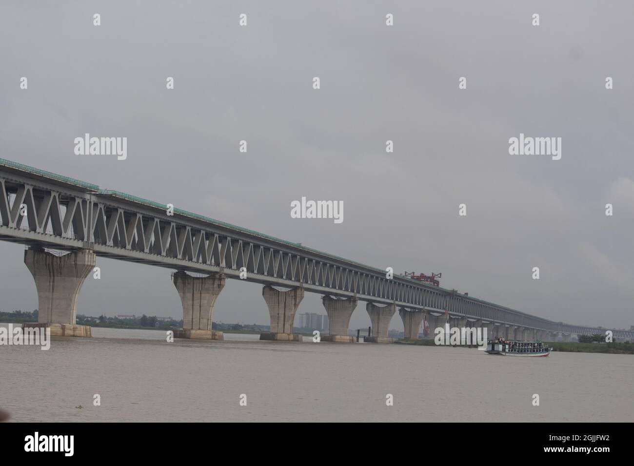 Jun 19, 2021, Approach Road, Mawa, Bangladesch. Padma Brücke inmitten der erstaunlichen natürlichen Schönheit des Flusses Padma Stockfoto