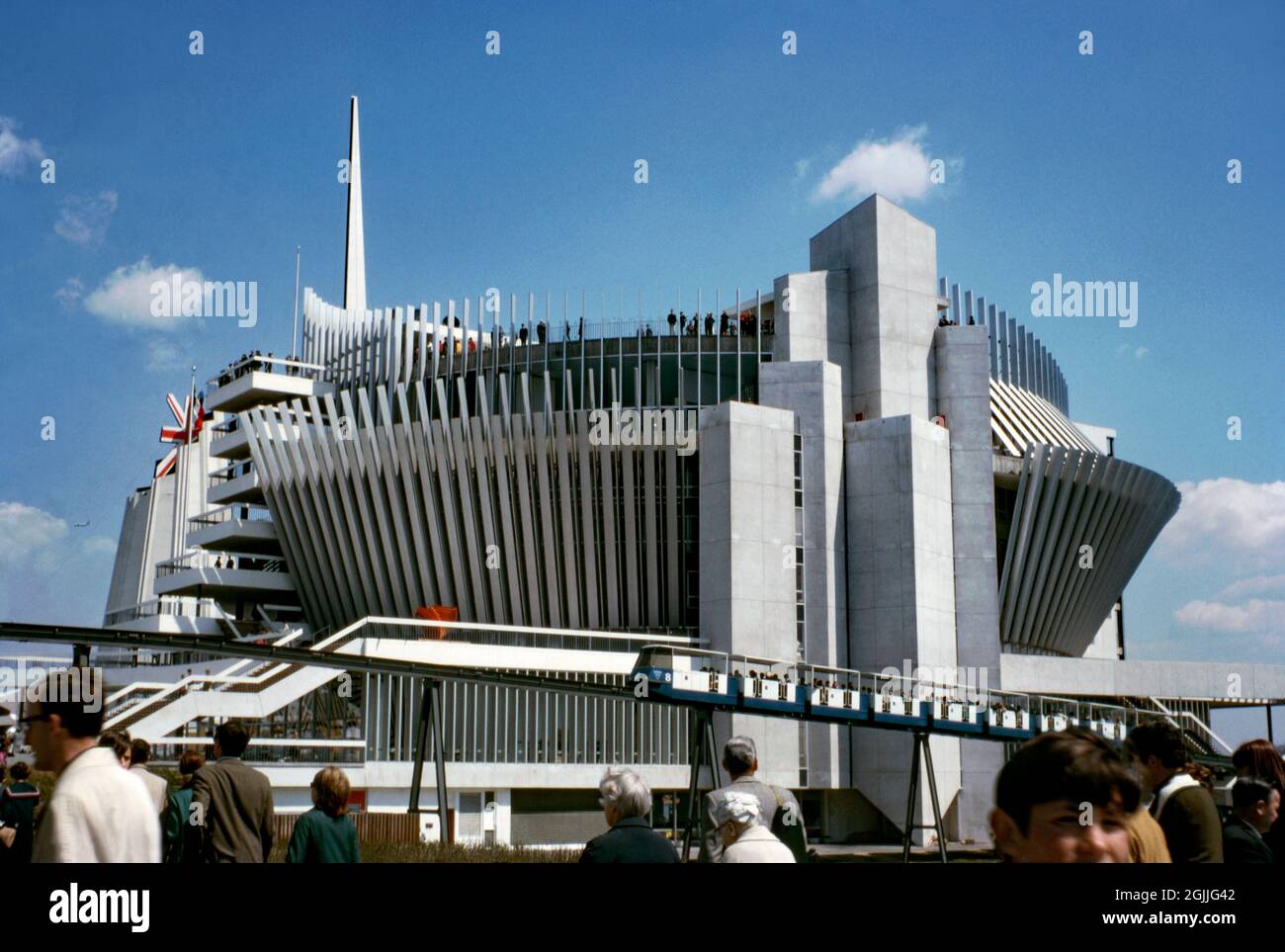 Der französische Pavillon auf der Expo 67, Montreal, Quebec, Kanada im Jahr 1967. Die große Struktur aus Beton und Stahl war mit hohen Aluminiumlamellen umwickelt. Es wurde von Jean Faugeron und André Blouin entworfen. Die jetzt verbundenen Pavillons von Frankreich und Quebec bilden heute das Montreal Casino. Links hinten sieht man den britischen Pavillon. Die Weltausstellung 1967 (oder Weltausstellung) – ‘Expo 67’ – befand sich auf dem Inselgelände am St. Lawrence River. Sein Thema war ‘der Mensch und seine Welt’. Die erhöhte Strecke um das Gelände war eine 3-Loop-Monorail (hier fährt ein Zug im Vordergrund) – ein altes Foto aus den 1960er Jahren. Stockfoto