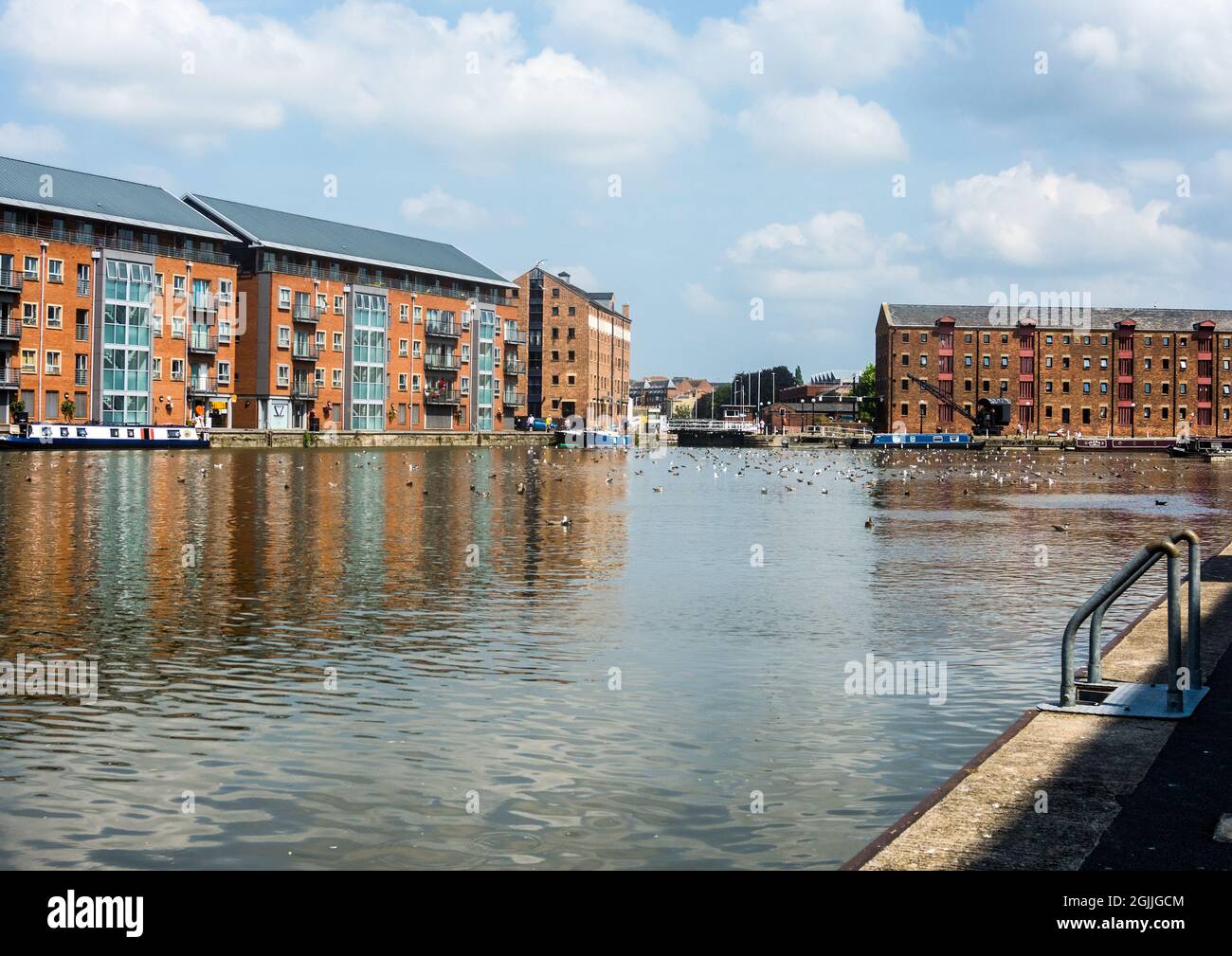 Moderne Apartmentblöcke und traditionelles Kanalhandwerk in Gloucester. Stockfoto