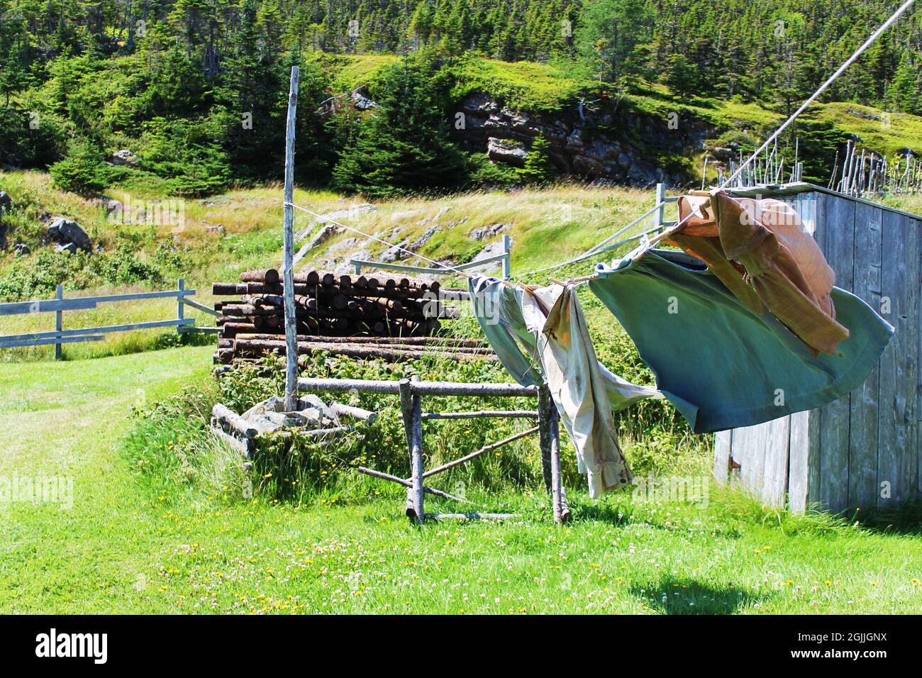 Altmodische Kleidung, die an einer Wäscheleine trocknet, Random Passage Site, New Bonaventure, Neufundland. Stockfoto