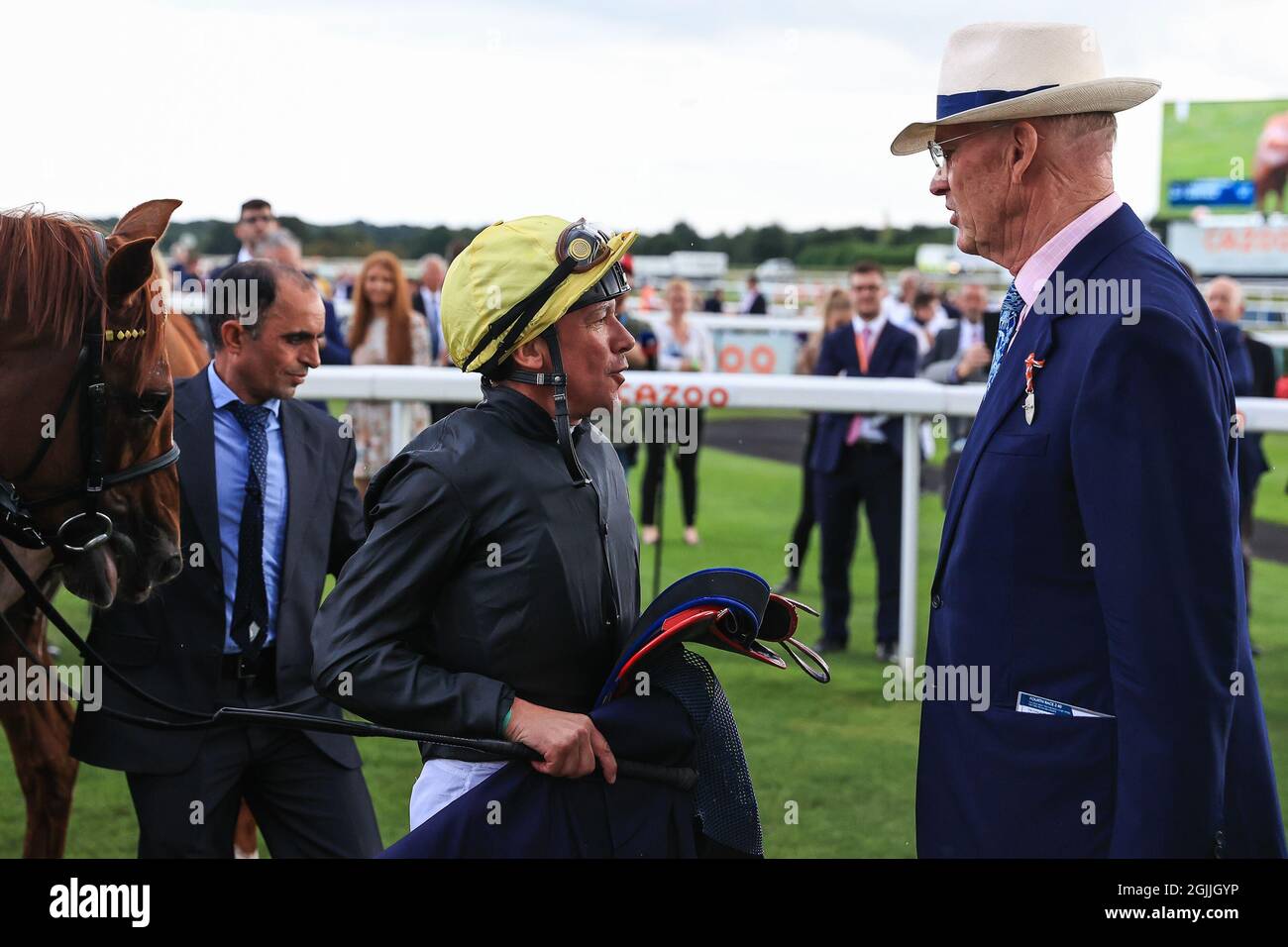 Frankie Dettori spricht mit Stradivarius-Trainer John Gosden Stockfoto