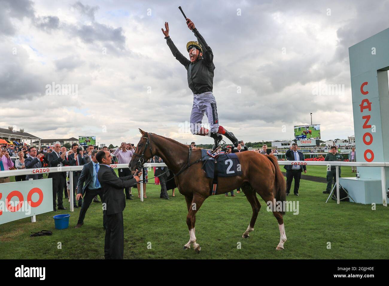 Frankie Dettori feiert den Sieg beim Doncaster Cup auf Stradivarius Stockfoto