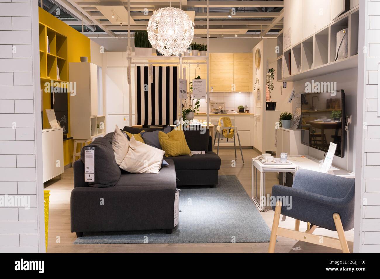 Sittiing Zimmer mit FRIHETEN Sofa, Sessel, Couchtisch mit offener Küche  eingerichtet Stockfotografie - Alamy