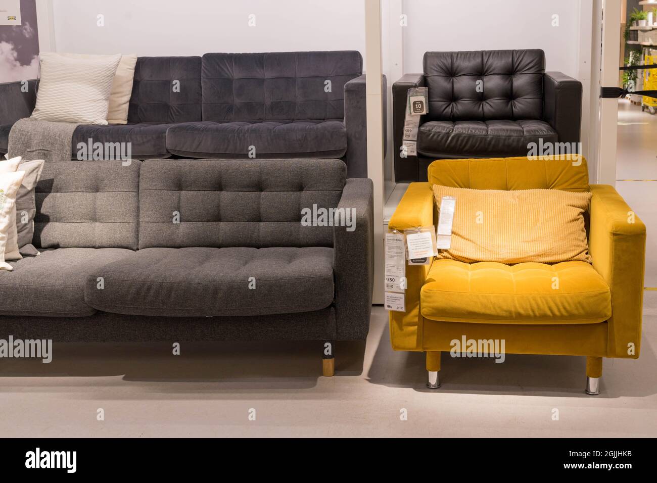 Innenarchitektur. Modernes und farbenfrohes Sofa-Wohnzimmer mit Ikea-Möbeln London England Stockfoto