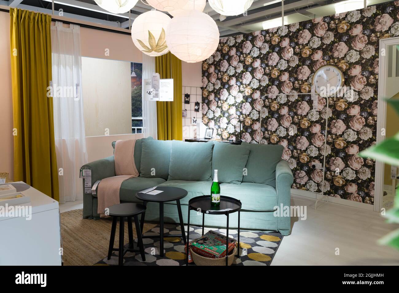 Innenarchitektur. Modernes und farbenfrohes Sofa-Wohnzimmer mit Ikea-Möbeln London England Stockfoto