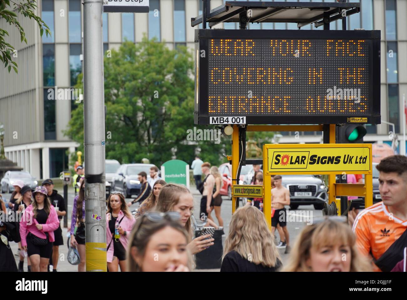 Glasgow, Großbritannien. September 2021. Am Eingang zum Glasgow Green versammeln sich Massen zum ersten Tag des TRNSMT Musikfestivals. Kredit: Pawel Pietraszewski/Alamy Live Nachrichten Stockfoto