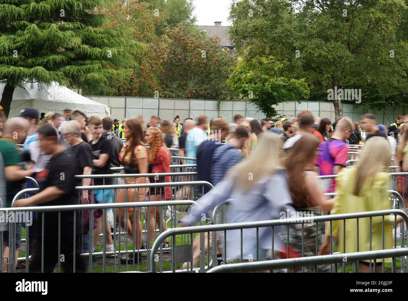 Glasgow, Großbritannien. September 2021. Am Eingang zum Glasgow Green versammeln sich Massen zum ersten Tag des TRNSMT Musikfestivals. Kredit: Pawel Pietraszewski/Alamy Live Nachrichten Stockfoto