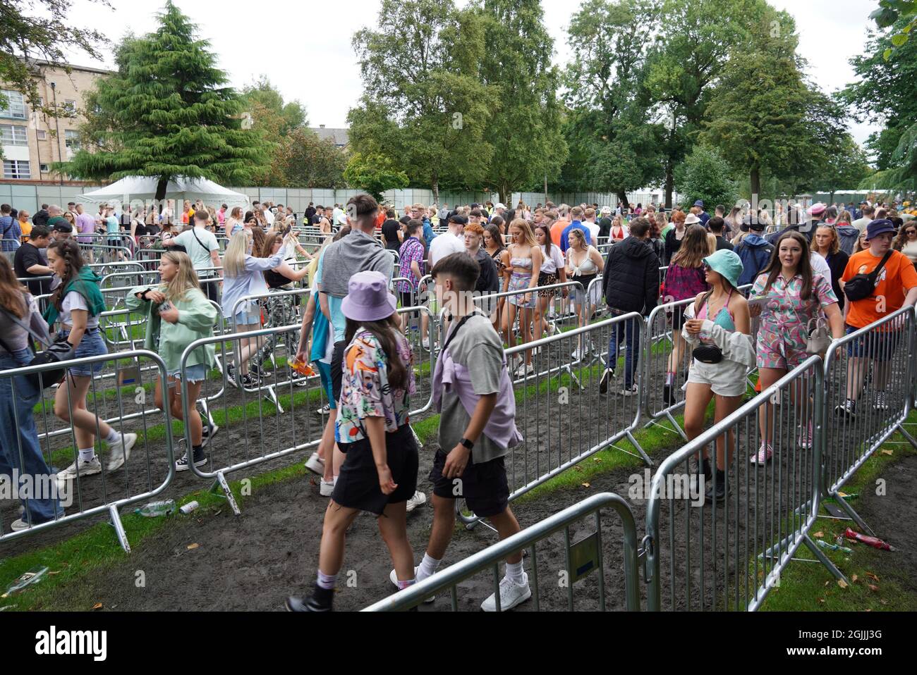 Glasgow, Großbritannien. September 2021. Am Eingang zum Glasgow Green versammeln sich Massen zum ersten Tag des TRNSMT Musikfestivals. Kredit: Pawel Pietraszewski/Alamy Live Nachrichten Stockfoto