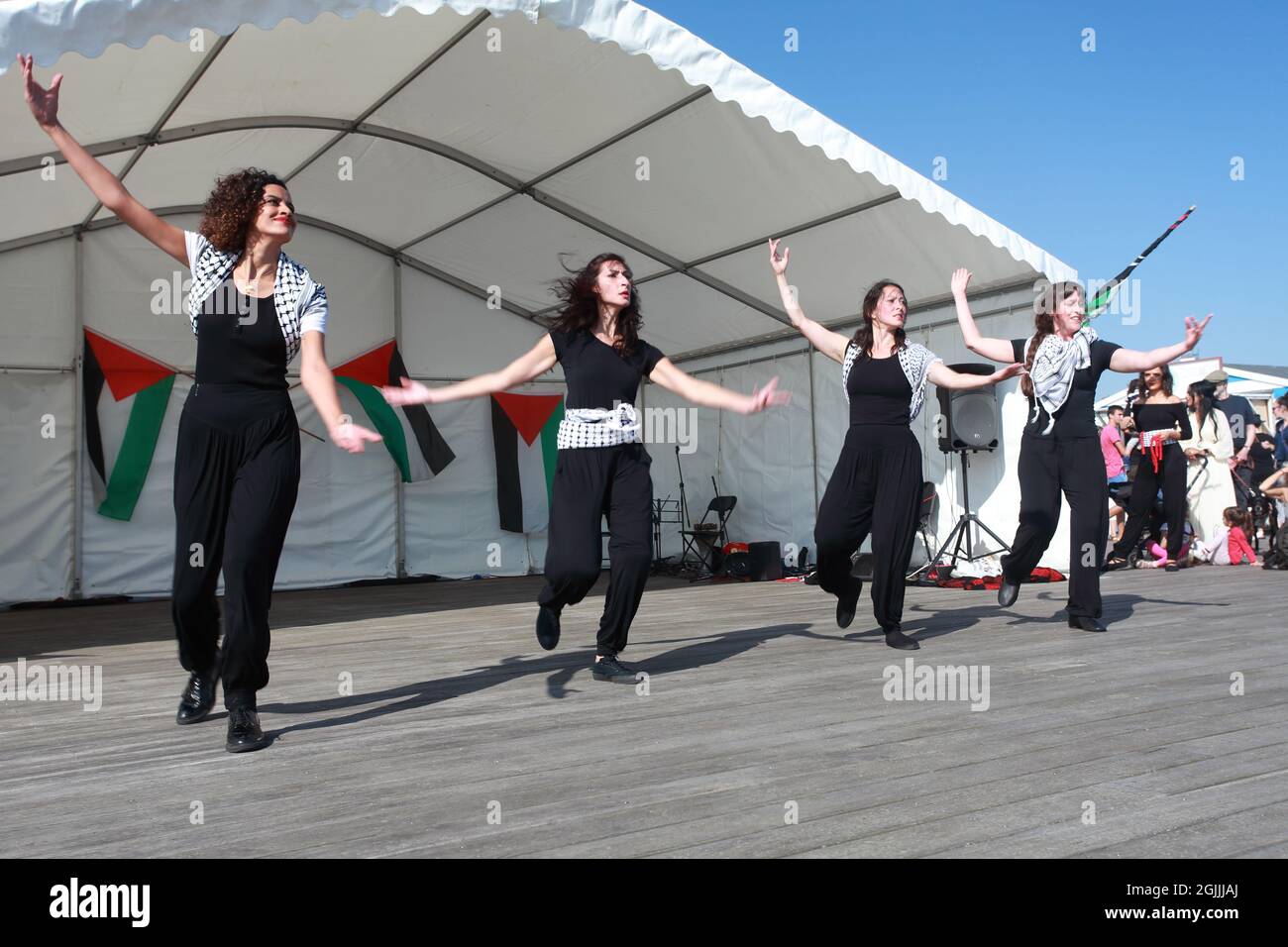 Hawiyya Dabke, die rein weibliche palästinensische Tanzgruppe, die am Hastings Pier tanzt, Kulturtag „Palästina am Pier“, Hastings, Sussex, Großbritannien Stockfoto