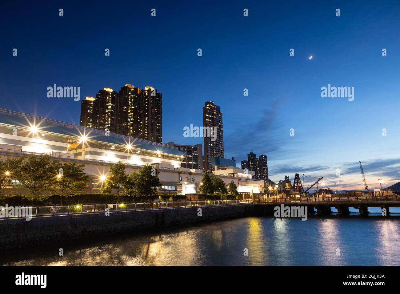 Nachtansicht der Stadtansicht von Gebäuden entlang der Waterfront Central Western District Promenade in Sheung wan, Victoria Harbour, Hong Kong Stockfoto