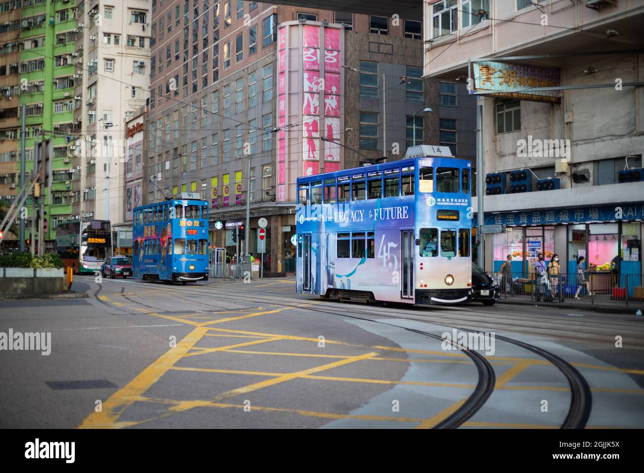 10 9 2021 Blick auf die Stadt mit einer elektrischen Doppelstockbahn, die sich entlang der Strecke in Sheung Wan, einem alten Stadtteil in Hongkong, bewegt Stockfoto