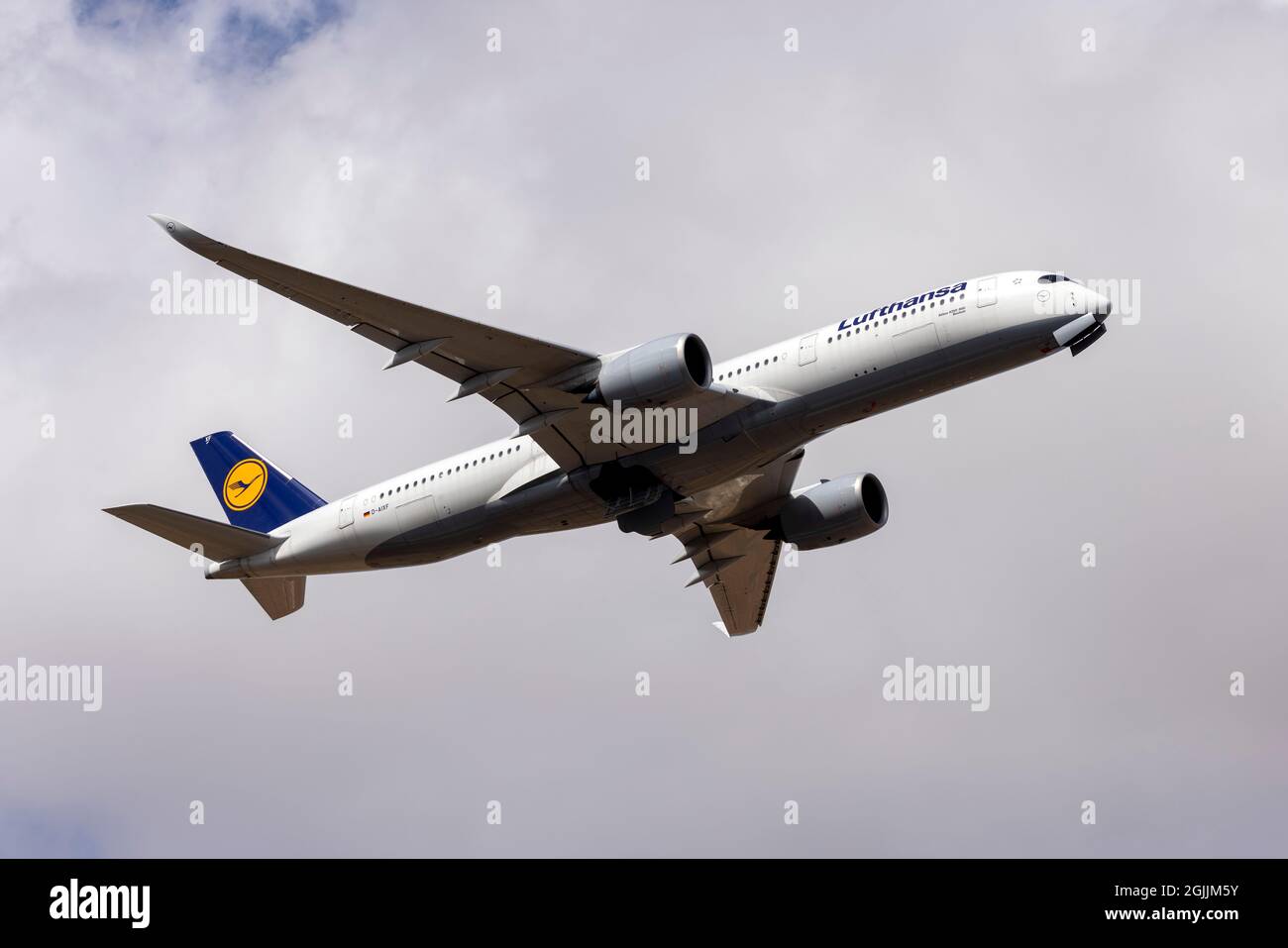 Lufthansa Airbus A350-941 (REG: D-AIXF) startet nach New York JFK. Stockfoto