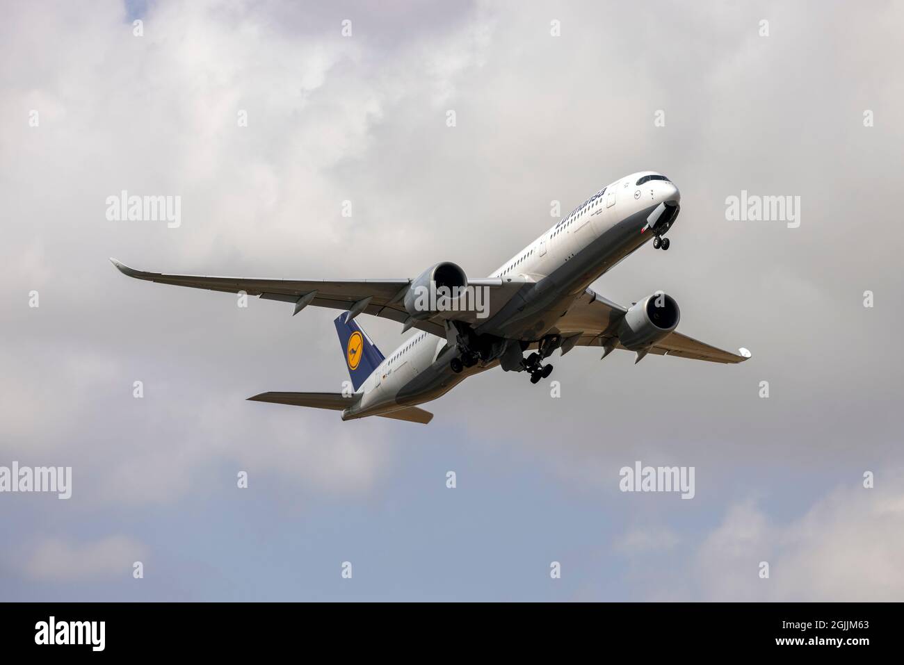 Lufthansa Airbus A350-941 (REG: D-AIXF) startet nach New York JFK. Stockfoto