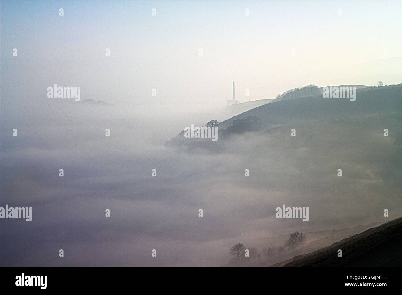Nebliger Morgen auf dem Winnats Pass, Peak District, Derbyshire - Blick über das Hope Valley in Richtung der Zementwerke. Stockfoto