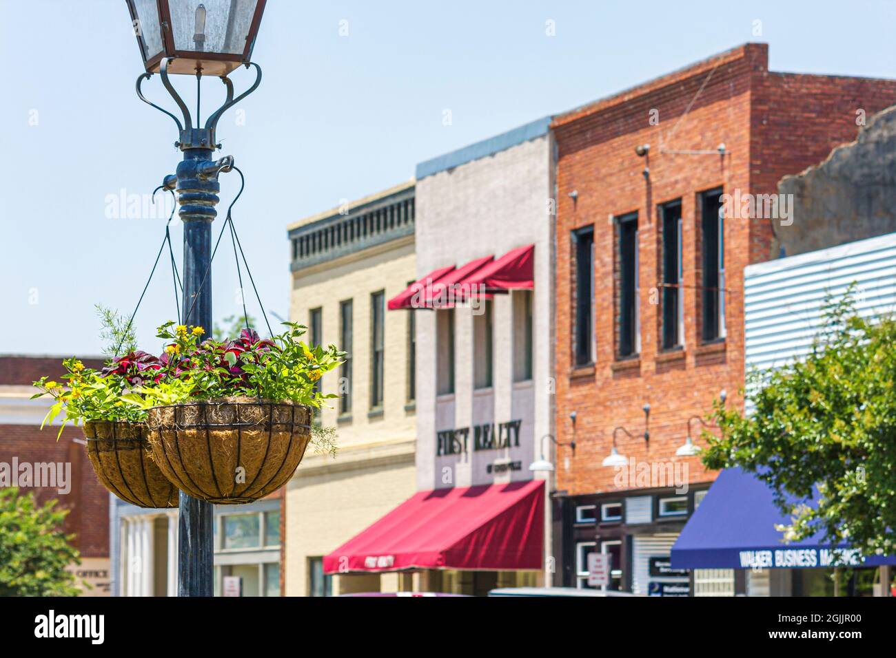 Alabama Greenville, Commerce Street historische Gebäude Lampenpost hängenden Korb Blumen Stockfoto