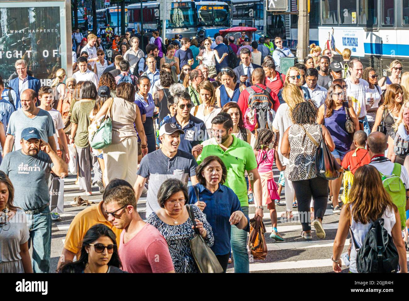 New York City, NY NYC, Manhattan Midtown 42 Street, Kreuzung überfüllt Crosswalk, Schwarze Asiaten Hispanic Männer Frauen beschäftigt Fußgänger überqueren Stockfoto